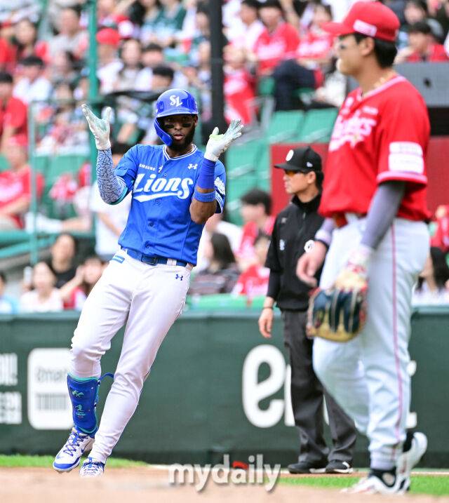 2025년 10월 11일 오후 인천 SSG랜더스필드에서 '2025 신한 SOL Bank KBO 포스트시즌' 삼성 라이온즈와 SSG 랜더스의 준플레이오프 2차전이 열렸다. 삼성 디아즈가 4회초 1사 2.3루서 2타점 동점타를 친 뒤 기뻐하고 있다./마이데일리