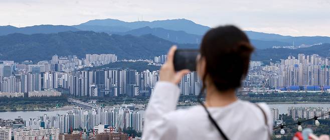 9일 서울 남산에서 바라본 서초·강남 일대 아파트 모습.[연합]