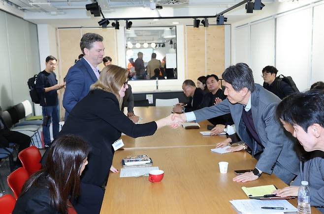 포항시와 포항시의회가 13일(현지시간) 영국 런던의 UCL을 방문해  재키 글라스 더 바틀렛 단과대학장, 마크 매슬린 교수, 프리티 퍼리크 교수, 케이코 츠네기와 교수 등과 면담을 진행하고 있다. [포항시 제공]