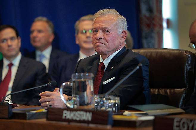 요르단의 압둘라 2세 국왕이 지난달  뉴욕시 유엔 본부에서 열린 제80차 유엔 총회(UNGA)에서 트럼프 미국 대통령 및 여러 아랍 국가 지도자들과 다자회담에 참석하고 있다. 압둘라 2세 국왕은 팔레스타인의 국가 수립이 지속가능한 중동 평화 정착의 방법이라 주장했다.[AP]