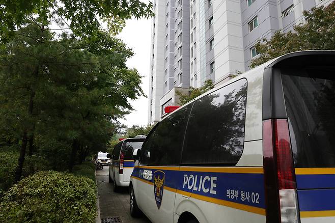 13일 오전 경기도 의정부시의 한 아파트에서 칼부림 사건이 발생해 경찰 차량이 현장 조사를 위해 대기하고 있다. [연합]