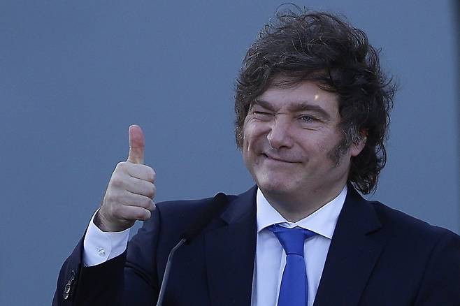 지난 2일 아르헨티나 에세이사 연방 교도소 단지에서 열린 정부 행사에서 밀레이 대통령이 포즈를 취하고 있다. 최근 미국이 재정위기에 처한 아르헨티나에 200억달러 규모의 통화스와프를 지원한 것을 두고 아르헨티나의 희토류 개발 우선권을 노린 것이란 분석이 나오고 있다.[EPA]