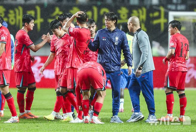 [서울=뉴시스] 황준선 기자 = 10일 서울 마포구 서울월드컵경기장에서 열린 남자 축구 국가대표 10월 A매치 친선전 대한민국과 브라질의 경기, 5-0으로 패배한 대한민국 홍명보 감독이 선수들을 격려하고 있다.  2025.10.10. hwang@newsis.com