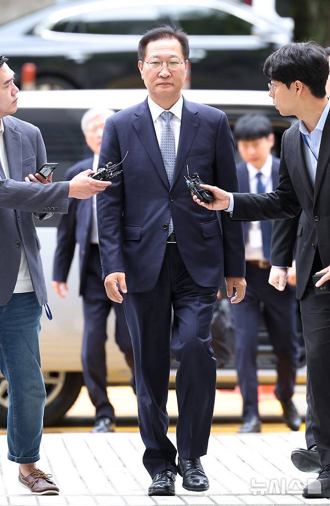 [서울=뉴시스] 김진아 기자 = 윤석열 전 대통령의 12·3 비상계엄 선포를 가담·방조한 혐의를 받는 박성재 전 법무부 장관이 14일 오전 서울 서초구 서울중앙지방법원에서 열린 구속 전 피의자 심문(영장실질심사)에 출석하고 있다. 2025.10.14. bluesoda@newsis.com