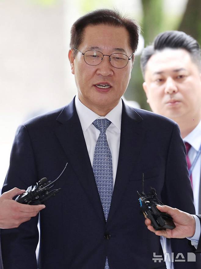 [서울=뉴시스] 김진아 기자 = 윤석열 전 대통령의 12·3 비상계엄 선포를 가담·방조한 혐의를 받는 박성재 전 법무부 장관이 14일 오전 서울 서초구 서울중앙지방법원에서 열린 구속 전 피의자 심문(영장실질심사)에 출석하고 있다. 2025.10.14. bluesoda@newsis.com