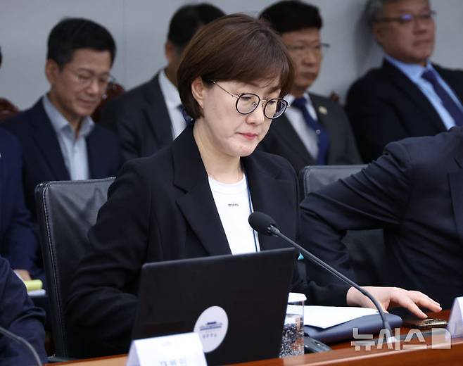 [서울=뉴시스] 최동준 기자 = 김현지 제1부속실장이 지난 13일 서울 용산 대통령실 청사에서 열린 수석보좌관회의에 참석해 있다. (대통령실통신사진기자단) 2025.10.13. photocdj@newsis.com