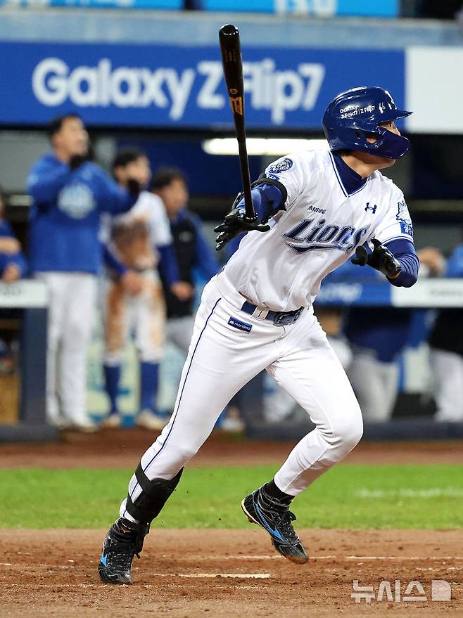 [대구=뉴시스] 이무열 기자 = 13일 대구 수성구 삼성라이온즈파크에서 열린 2025 신한 SOL 뱅크 KBO 포스트시즌 준플레이오프 3차전 SSG 랜더스와 삼성 라이온즈의 경기, 3회말 2사 주자 2루 상황에서 삼성 구자욱이 1타점 2루타를 치고 있다. 2025.10.13. lmy@newsis.com