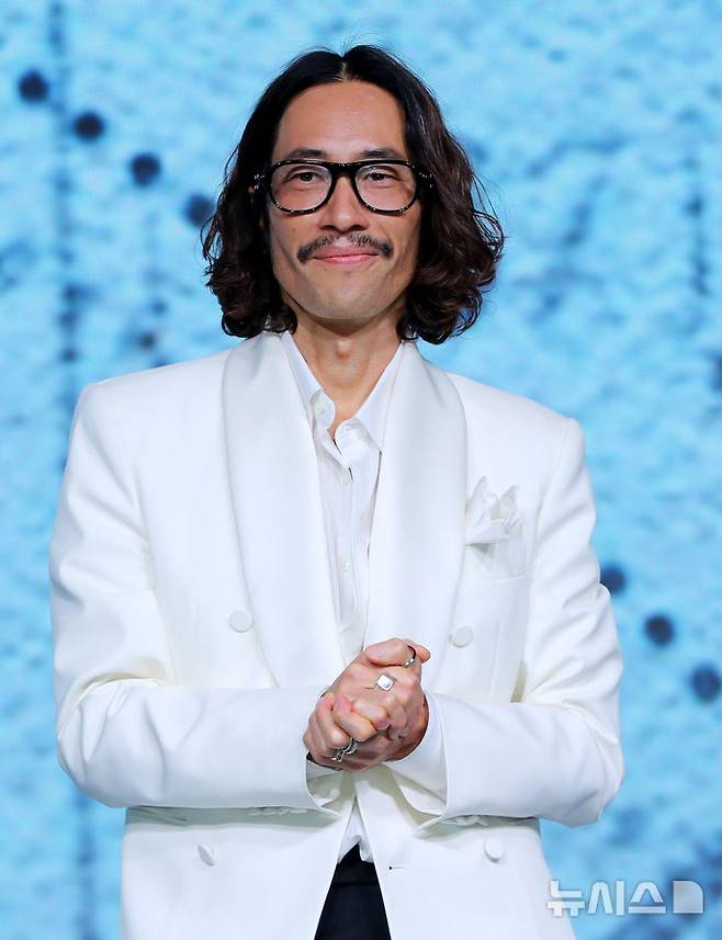 [서울=뉴시스] 김혜진 기자 = 배우 류승범이 14일 오전 서울 종로구 JW메리어트 동대문에서 열린 넷플릭스 영화 '굿뉴스'(감독 변성현) 제작보고회에서 포즈를 취하고 있다. 2025.10.14. jini@newsis.com