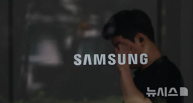 [서울=뉴시스] 최진석 기자 = 삼성전자가 올해 2분기 실적을 발표한 31일 서울 삼성전자 서초사옥에 삼성 로고가 보이고 있다. 이날 발표된 삼성전자 올해 2분기 연결 기준 매출은 74조5663억원, 영업이익 4조6761억원의 실적을 기록했다. 전년 같은 분기 대비 매출은 0.67%, 영업이익은 55.23% 하락했다. 2025.07.31. myjs@newsis.com