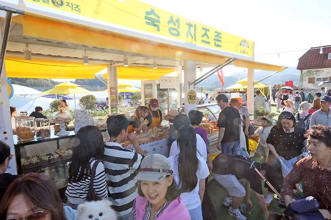 [임실=뉴시스] '2025 임실N치즈축제' 4일째인 지난 11일 축제장인 임실치즈테마파크, 20% 할인가격에 임실치즈를 구매하려 줄을 관광객들이 줄을 서 있다. (사진=임실군 제공) 2025.10.12. photo@newsis.com  *재판매 및 DB 금지
