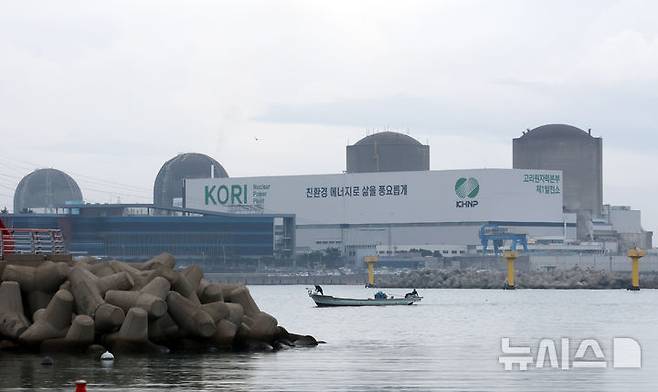 [부산=뉴시스] 하경민 기자 = 사진은 이날 부산 기장군의 한 마을에서 바라본 고리원전 2호기(오른쪽 두번째)와 영구 정지 8년 만인 지난 6월 해체가 결정된 고리원전 1호기(맨 오른쪽) 모습. 2025.09.25. yulnetphoto@newsis.com