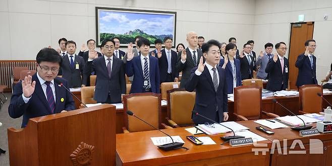 [서울=뉴시스] 김선웅 기자 = 김성환 기후에너지환경부 장관 등 피감기관 관계자들이 14일 서울 여의도 국회에서 열린 기후에너지환경노동위원회의 기후에너지환경부에 대한 국정감사에서 선서를 하고 있다. 2025.10.14. mangusta@newsis.com