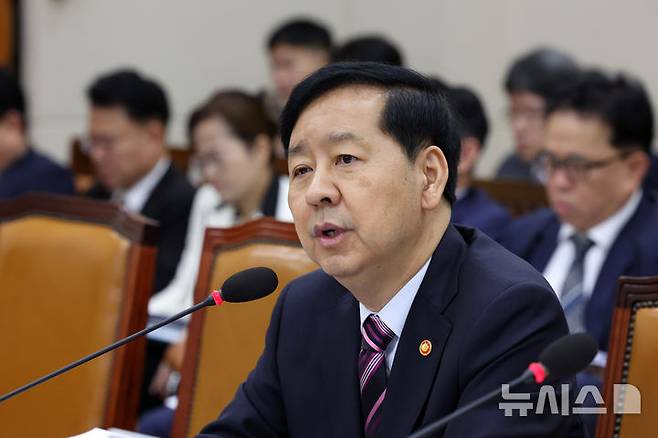 [서울=뉴시스] 배훈식 기자 = 구윤철 경제부총리 겸 기획재정부 장관이 14일 오전 서울 여의도 국회에서 열린 기획재정위원회 국정감사에서 의원들의 질의에 답변하고 있다. 2025.10.14. dahora83@newsis.com