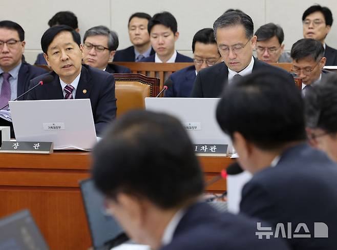 [서울=뉴시스] 배훈식 기자 = 구윤철 경제부총리 겸 기획재정부 장관이 14일 오전 서울 여의도 국회에서 열린 기획재정위원회 국정감사에서 의원들의 질의에 답변하고 있다. 2025.10.14. dahora83@newsis.com