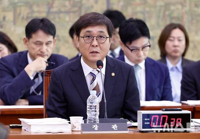 [서울=뉴시스] 김명년 기자 = 최휘영 문화체육관광부 장관이 14일 오전 서울 여의도 국회 문화체육관광위원회에서 열린 문체부에 대한 국정감사에서 답변하고 있다. 2025.10.14. kmn@newsis.com