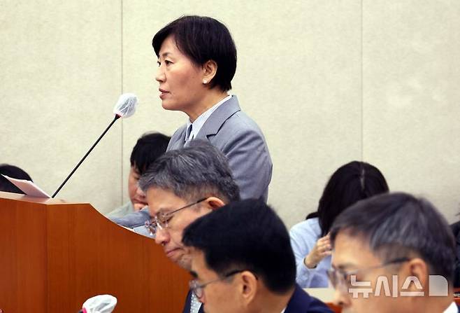 [서울=뉴시스] 조성봉 기자 = 송미령 농림축산식품부 장관이 14일 오전 서울 여의도 국회 농림축산식품해양수산위에서 열린 농림축산식품부 등에 대한 국정감사에서 업무 보고를 하고 있다.2025.10.14. suncho21@newsis.com