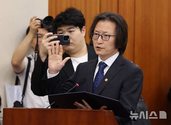 [서울=뉴시스] 배훈식 기자 = 주병기 공정거래위원장이 14일 오전 서울 여의도 국회에서 열린 국정감사에서 증인 선서를 하고 있다. 2025.10.14. dahora83@newsis.com