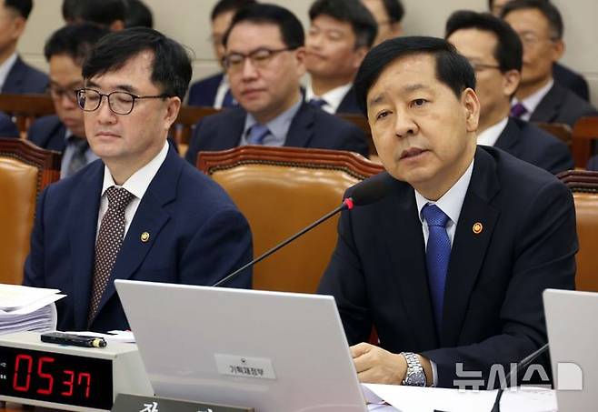 [서울=뉴시스] 조성봉 기자 = 구윤철 경제부총리 겸 기획재정부 장관이 13일 오전 서울 여의도 국회 기획재정위원회에서 열린 기재부에 대한 국정감사에서 의원의 질의에 답변하고 있다. 2025.10.13. suncho21@newsis.com