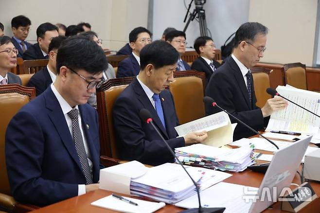 [서울=뉴시스] 조성봉 기자 = 구윤철 경제부총리 겸 기획재정부 장관이 13일 오전 서울 여의도 국회 기획재정위원회에서 열린 기재부에 대한 국정감사에서 의원의 질의에 답변자료를 살펴보고 있다.  2025.10.13. suncho21@newsis.com