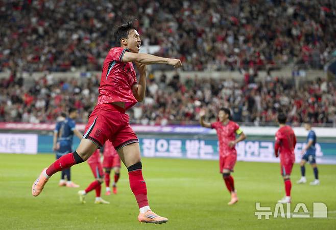 [서울=뉴시스] 김근수 기자 = 14일 오후 서울 마포구 서울월드컵경기장에서 열린 하나은행 초청 축구국가대표팀 친선경기 대한민국과 파라과이의 경기. 전반 대한민국 엄지성이 선취골을 뽑아내고 세리머니를 하고 있다. 2025.10.14. ks@newsis.com