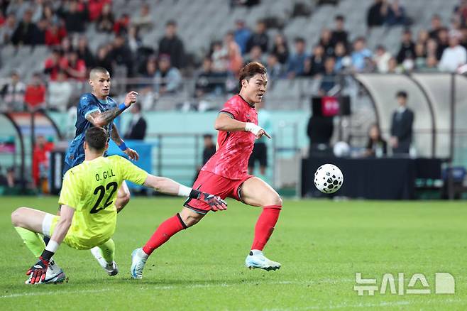 [서울=뉴시스] 이영환 기자 = 14일 오후 서울 마포구 서울월드컵경기장에서 열린 하나은행 초청 축구국가대표팀 친선경기 대한민국과 파라과이의 경기 전반전, 대한민국 오현규가 팀의 두 번재 골을 넣고 있다. 2025.10.14. 20hwan@newsis.com