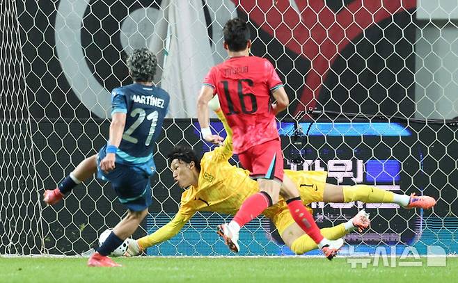 [서울=뉴시스] 이영환 기자 = 14일 오후 서울 마포구 서울월드컵경기장에서 열린 하나은행 초청 축구국가대표팀 친선경기 대한민국과 파라과이의 경기 전반전, 대한민국 골키퍼 김승규가 파라과이 로날도 마르테네스의 슛을 막아내고 있다. 2025.10.14. 20hwan@newsis.com
