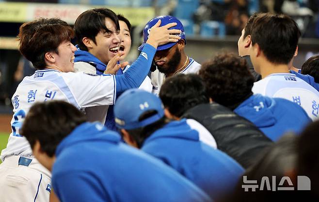 [대구=뉴시스] 이무열 기자 = 14일 대구 수성구 삼성라이온즈파크에서 열린 2025 신한 SOL 뱅크 KBO 포스트시즌 준플레이오프 4차전 SSG 랜더스와 삼성 라이온즈의 경기, 8회말 2사 주자 1루 상황에서 삼성 디아즈가 역전 투런 홈런을 친 뒤 더그아웃에 들어서면 동료들과 기뻐하고 있다. 2025.10.14. lmy@newsis.com
