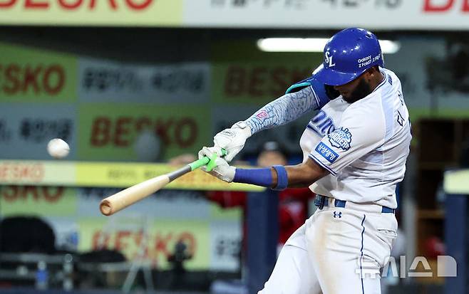 [대구=뉴시스] 이무열 기자 = 14일 대구 수성구 삼성라이온즈파크에서 열린 2025 신한 SOL 뱅크 KBO 포스트시즌 준플레이오프 4차전 SSG 랜더스와 삼성 라이온즈의 경기, 8회말 2사 주자 1루 상황에서 역전 투런 홈런을 치고 있다. 2025.10.14. lmy@newsis.com