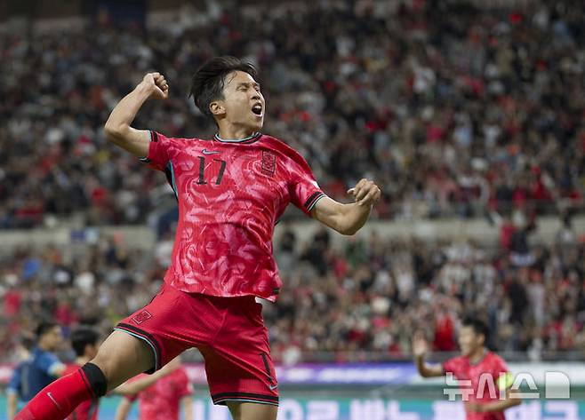 [서울=뉴시스] 김근수 기자 = 14일 오후 서울 마포구 서울월드컵경기장에서 열린 하나은행 초청 축구국가대표팀 친선경기 대한민국과 파라과이의 경기. 전반 대한민국 엄지성이 선취골을 뽑아내고 세리머니를 하고 있다. 2025.10.14. ks@newsis.com