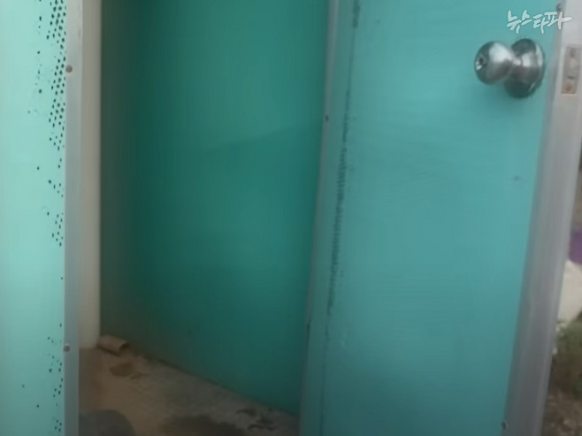 비닐하우스 숙소 밖에 재래식 간이화장실이 설치돼 있다.&nbsp;