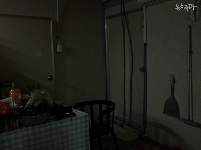 포천 농장주 김모 씨가 ‘리모델링’한 비닐하우스 기숙사 내부 모습이다. 공동주방을 중심으로 1인 1실 방문들이 있다.&nbsp;