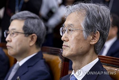 여야 의원 설전 지켜보는 조희대 대법원장 (서울=연합뉴스) 황광모 기자 = 조희대 대법원장 13일 국회에서 열린 법제사법위원회 국정감사에 출석해 여야 의원들의 설전을 지켜보고 있다. 2025.10.13 hkmpooh@yna.co.kr