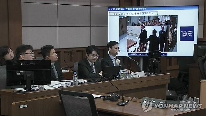 (서울=연합뉴스) 13일 서울 서초구 서울중앙지법에서 열린 한덕수 전 국무총리의 내란 우두머리 방조 혐의 등 2차 공판에서 12·3 비상계엄 당일 대통령실 폐쇄회로(CC)TV 영상 일부가 공개되고 있다. 2025.10.13  [서울중앙지법 제공. 재판매 및 DB금지] photo@yna.co.kr 연합뉴스