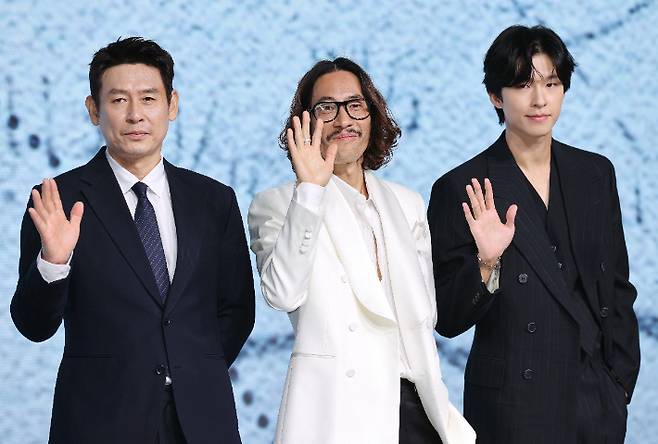 배우 설경구(왼쪽부터), 류승범, 홍경이 14일 서울 종로구 JW 메리어트 동대문 스퀘어 호텔에서 열린 넷플릭스 영화 '굿뉴스' 제작보고회에서 포즈를 취하고 있다. 연합뉴스