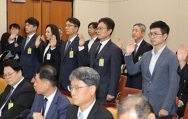 14일 서울 여의도 국회 과학기술정보방송통신위원회에서 열린 2025년도 국정감사에서 우영규 카카오 부사장, 박대준 쿠팡 대표이사, 이상록 한국TV홈쇼핑 협회장, 이현석 KT 부사장을 비롯한 참석 증인들이 선서를 하고 있다. 연합뉴스