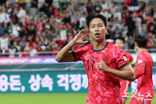엄지성이 14일 서울 상암동 서울월드컵경기장에서 열린 축구 국가대표팀 친선경기 대한민국과 파라과이의 경기에서 선제골을 성공시킨 후 세리머니를 하고 있다. 류영주 기자