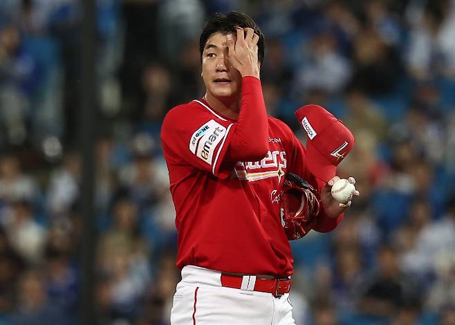 14일 대구 삼성라이온즈파크에서 열린 2025 KBO 프로야구 포스트시즌 준플레이오프 4차전 SSG 랜더스와 삼성 라이온즈의 경기. 3회말 1사 1루 SSG 선발 투수 김광현이 삼성 전병우에게 볼넷을 내준 뒤 아쉬워하고 있다. 연합뉴스
