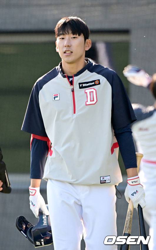 [OSEN=이천, 김성락 기자] 6일 오후 경기 이천시 두산베어스파크에서 프로야구 구단 두산베어스의 마무리 캠프 훈련이 진행됐다. 두산 강동형이 훈련을 위해 그라운드로 나서고 있다. 2024.11.06 / ksl0919@osen.co.kr