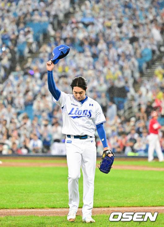 [OSEN=대구, 박준형 기자] 13일 대구 삼성라이온즈파크에서 ‘2025 신한 SOL뱅크 KBO리그’ 준플레이오프(5전 3선승제) 3차전 삼성 라이온즈와 SSG 랜더스의 경기가 열렸다삼성은 원태인, 방문팀 SSG은 드류 앤더슨을 선발로 내세웠다.7회초 교체된 삼성 선발투수 원태인이 팬들에게 인사하며 마운드를 내려가고 있다  2025.10.13 / soul1014@osen.co.kr