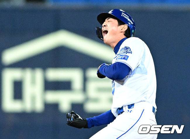 [OSEN=대구, 최규한 기자] 13일 대구 삼성라이온즈파크에서 ‘2025 신한 SOL뱅크 KBO리그’ 준플레이오프(5전 3선승제) 3차전 삼성 라이온즈와 SSG 랜더스의 경기가 열렸다.삼성은 원태인, 방문팀 SSG은 드류 앤더슨을 선발로 내세웠다.3회말 2사 2루 상황 삼성 구자욱이 달아나는 1타점 2루타를 날리고 2루에 안착해 포효하고 있다. 2025.10.13 / dreamer@osen.co.kr