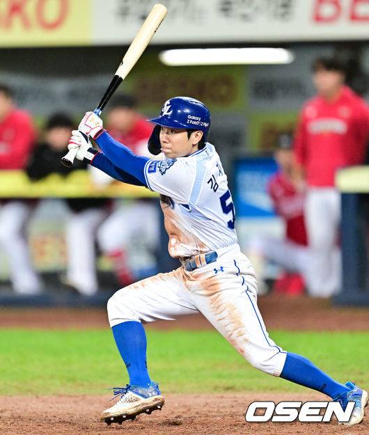 [OSEN=대구, 박준형 기자] 13일 대구 삼성라이온즈파크에서 ‘2025 신한 SOL뱅크 KBO리그’ 준플레이오프(5전 3선승제) 3차전 삼성 라이온즈와 SSG 랜더스의 경기가 열렸다삼성은 원태인, 방문팀 SSG은 드류 앤더슨을 선발로 내세웠다.5회말 1사 삼성 김지찬이 2루타를 날리고 있다.  2025.10.13 / soul1014@osen.co.kr