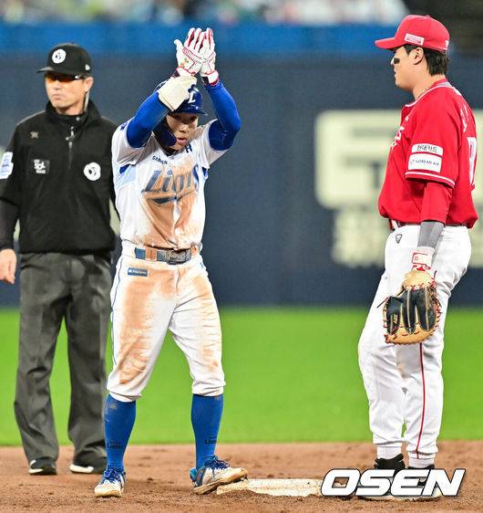 [OSEN=대구, 박준형 기자] 13일 대구 삼성라이온즈파크에서 ‘2025 신한 SOL뱅크 KBO리그’ 준플레이오프(5전 3선승제) 3차전 삼성 라이온즈와 SSG 랜더스의 경기가 열렸다삼성은 원태인, 방문팀 SSG은 드류 앤더슨을 선발로 내세웠다.5회말 1사 삼성 김지찬이 2루타를 날리고 세리머니를 하고 있다.  2025.10.13 / soul1014@osen.co.kr