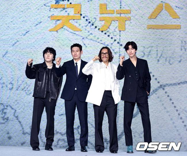 [OSEN=조은정 기자]넷플릭스 영화 '굿뉴스' 제작보고회가 14일 서울 종로구 JW 메리어트 동대문 스퀘어에서 열렸다.'굿뉴스'는 1970년 일본 '요도호 사건'이라 불리는 일본항공 351편 공중 납치 사건을 모티브로 한 영화로, 오는 10월 17일 넷플릭스에서 공개된다.변성현 감독, 배우 설경구, 류승범, 홍경이 포즈를 취하고 있다. 2025.10.14 /cej@osen.co.kr