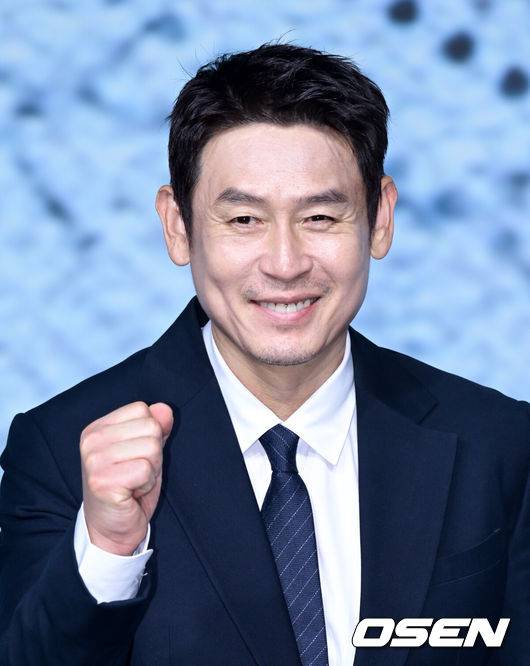 [OSEN=조은정 기자]넷플릭스 영화 '굿뉴스' 제작보고회가 14일 서울 종로구 JW 메리어트 동대문 스퀘어에서 열렸다.'굿뉴스'는 1970년 일본 '요도호 사건'이라 불리는 일본항공 351편 공중 납치 사건을 모티브로 한 영화로, 오는 10월 17일 넷플릭스에서 공개된다.배우 설경구가 포즈를 취하고 있다. 2025.10.14 /cej@osen.co.kr