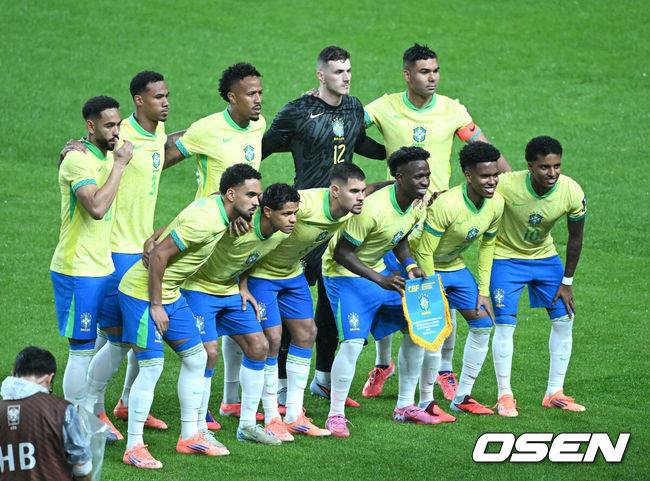 [OSEN=서울월드컵경기장, 이대선 기자] 홍명보&nbsp;감독이 이끄는 대한민국 남자 축구 국가대표팀은 10일 서울월드컵경기장에서 '세계 최강' 브라질을&nbsp;상대로 A매치&nbsp;평가전을 치러&nbsp;이스테방(첼시)과 호드리구(레알 마드리드)에게 나란히 2골을 허용하면서 0-5로 대패했다.한국은 1999년 이후 26년 만에 브라질전 승리를 노렸지만 아무런 저항도 하지 못하면서 무산됐다.경기에 앞서 브라질 베스트 일레븐이 기념촬영을 하고 있다. 2025.10.10 /sunday@osen.co.kr