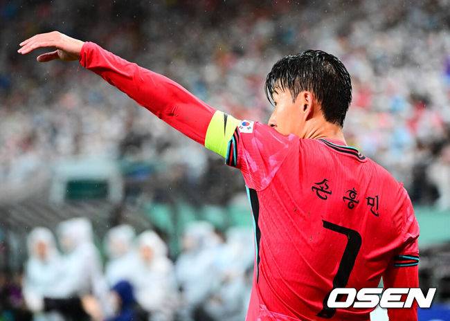[OSEN=서울월드컵경기장, 지형준 기자] 홍명보 감독이 이끄는 대한민국 대표팀은 10일 오후 서울월드컵경기장에서 '세계 최강' 브라질과 A매치 평가전을 가졌다.한국이 브라질을 상대로 마지막으로 웃은 건 1999년 3월 28일이었다. 당시 잠실에서 열린 친선경기에서 김도훈의 결승골로 1-0 승리를 거뒀다. 다만, 그 승리가 마지막이었다. 한국은 브라질을 상대로 1승 1무 8패에 그쳤다. 브라질과의 이번 경기는 단순한 친선전이 아닌, 2026 북중미 월드컵을 향한 본격적인 시험대다.&nbsp;후반 한국 손흥민이 코너킥을 시도하고 있다. 2025.10.10 /jpnews@osen.co.kr