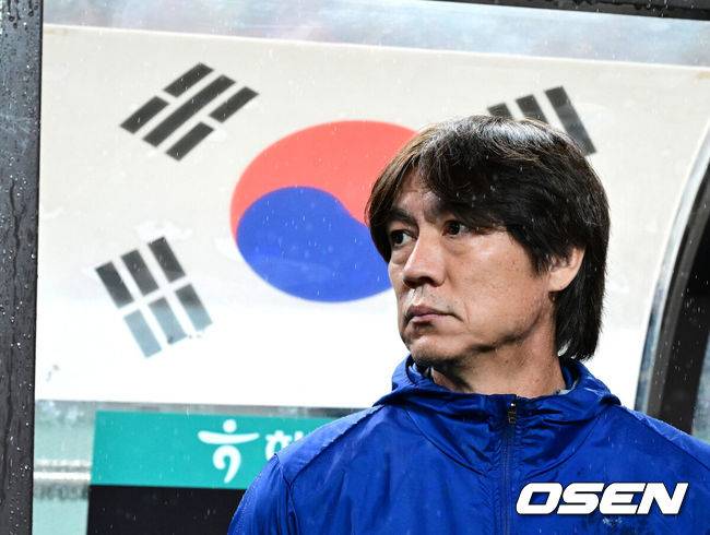 [OSEN=서울월드컵경기장, 지형준 기자] 세계의 벽은 높았다. 결과는 0-5 대패였다.홍명보&nbsp;감독이 이끄는 대한민국 남자 축구 국가대표팀은 10일 서울월드컵경기장에서 '세계 최강' 브라질을&nbsp;상대로 A매치&nbsp;평가전을 치러&nbsp;이스테방(첼시)과 호드리구(레알 마드리드)에게 나란히 2골을 허용하면서 0-5로 대패했다.한국 손흥민이 선발 출전하며 대한민국 남자 축구대표팀 최다 출장 기록을 새로 썼다. A매치 통산 출전 수는 137경기.한국 홍명보 감독이 경기를 준비하고 있다. 2025.10.10 /jpnews@osen.co.kr