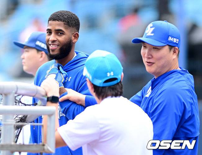 [OSEN=대구, 최규한 기자] 14일 대구 삼성라이온즈파크에서 ‘2025 신한 SOL뱅크 KBO리그’ 준플레이오프(5전 3선승제) 4차전 삼성 라이온즈와 SSG 랜더스의 경기가 열린다.삼성은 아리엘 후라도, SSG는 김광현을 선발로 내세운다.경기를 앞두고 삼성 르윈 디아즈가 훈련 중 미소짓고 있다. 2025.10.14 / dreamer@osen.co.kr