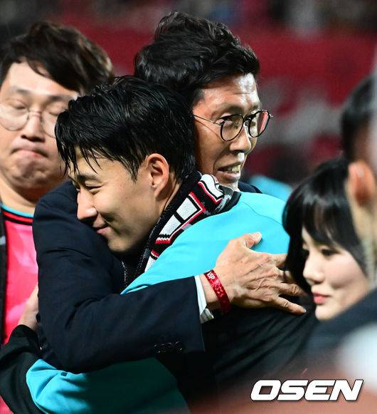 [OSEN=서울월드컵경기장, 지형준 기자]홍명보 감독이 이끄는 대한민국 대표팀과 파라과이의 A매치 평가전이 14일 오후 서울월드컵경기장에서 열렸다.'남미 강호' 파라과이는 지난 10일 일본 원정에서 2-2 무승부를 거두고 온 팀이다. 이번 경기는 홍명보호의 2026 북중미 월드컵 포트 배정을 두고도 중요한 일전이다. 현재 한국은 오스트리아, 호주, 에콰도르와 치열한 포트 2 막차 경쟁을 벌이고 있다.브라질전 출전으로 한국 축구 A매치 최다 출전(137경기) 금자탑을 쌓은 손흥민이 이번에도 선발로 나서며 138경기로 기록을 늘렸다. 차범근 전 감독이 경기장을 찾아 손흥민에게 기념 유니폼을 직접 전달하고 있다. 2025.10.14. /jpnews@osen.co.kr