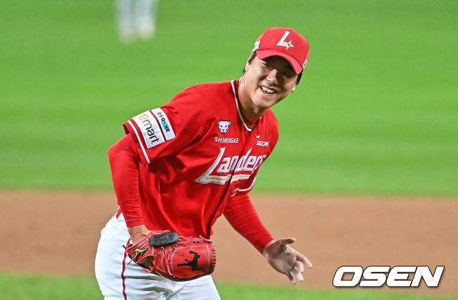 [OSEN=대구, 이석우 기자] 14일 대구 삼성라이온즈파크에서 2025 신한 SOL뱅크 KBO 준플레이오프 삼성 라이온즈와 SSG 랜더스의 4차전 경기가 열렸다. 홈팀 삼성은 후라도가, 방문팀 SSG는 김광현이 선발 투수로 출전했다.SSG 랜더스 선발투수 김광현이 2회말 2사 삼성 라이온즈 김헌곤을 삼진으로 잡고 환호하고 있다. 2025.10.14 / foto0307@osen.co.kr